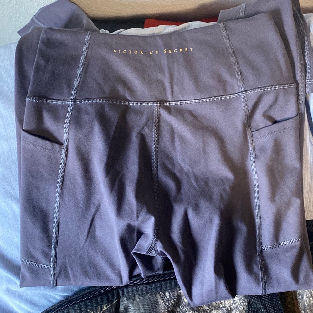 Like new Victoria’s Secret leggings with pockets. Size small.